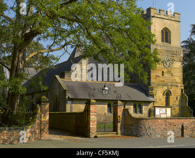 Das 12. Jahrhundert Pfarrkirche St. Oswald in das Dorf Sowerby. Stockfoto