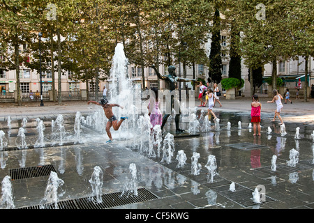 Kinder spielen in den Brunnen in der Wohnanlage Antigone Montpellier, Hérault, Languedoc-Roussillon, Frankreich, eu Stockfoto