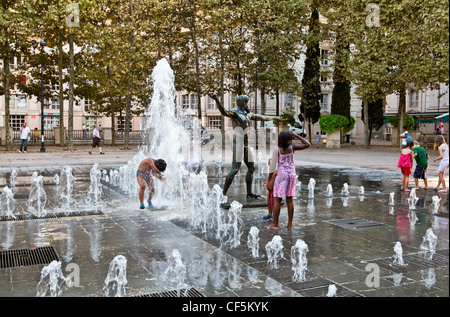 Kinder spielen in den Brunnen in der Wohnanlage Antigone Montpellier, Hérault, Languedoc-Roussillon, Frankreich, eu Stockfoto