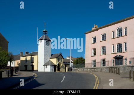 Ein weißer Uhrenturm in Laugharne. Laugharne war Heimat von Wales berühmtester Dichter und Schriftsteller Dylan Thomas und Thomas sowohl seine Stockfoto