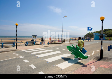 Zebrastreifen am Strand bei Benllech Sands. Einer der Anglesey die schönsten Strände und Gewinner des Europäischen blau Fla Stockfoto