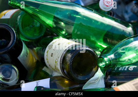 Flaschen zu einer Verschwendung Recyclingbehälter verworfen. Stockfoto