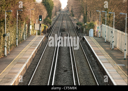 Ewell Ostbahnhof verfolgen Grünlicht Ampel am frühen Morgen vor Hauptverkehrszeit Frühling Stockfoto