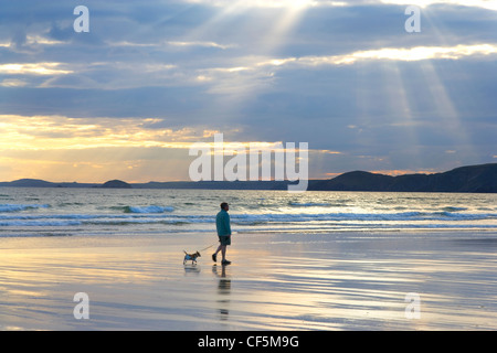 Abendlicht über Newgale Sands. Newgale hat eine drei Meile langen Strand ein Mekka für Surfer geworden. Stockfoto