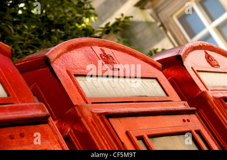 Drei traditionelle rote Telefonzellen. Stockfoto