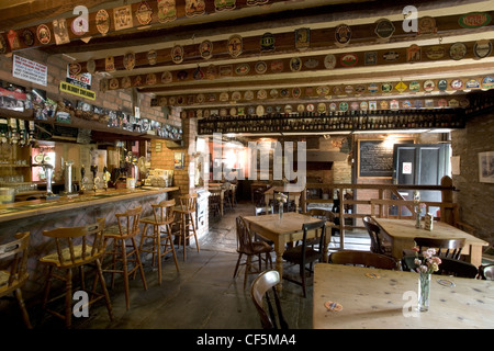 Innenraum des Nags Head Inn. Die einzige Publikation in der Welt weiterhin eine biblische Inschrift in Walisisch auf seine Zeichen, das liest "werden Cu Stockfoto