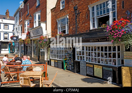 Ihr älteste Apotheke Shoppe in England, eine Teestube und ein Restaurant im Marktplatz Knaresborough zu mähen. Stockfoto