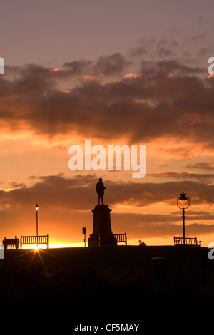 Sonnenuntergang über ein Denkmal für Captain James Cook mit Blick auf Hafen von Whitby. Stockfoto