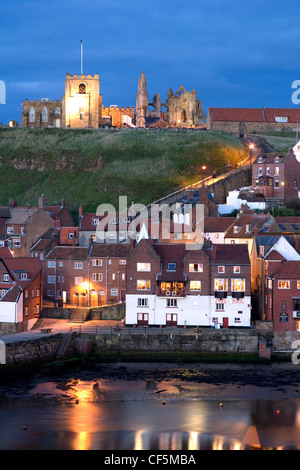 Whitby Quay in der Abenddämmerung. Stockfoto