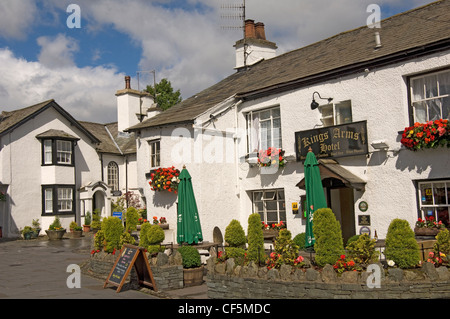 Das Kings Arms Hotel-Wirtshaus und Methodistenkirche in Hawkshead Dorf. Stockfoto