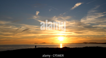 Sonnenuntergang über St Brides Bay auf der Pembrokeshire Coast Path. Stockfoto