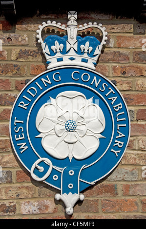 Westen Reiten Constabulary Wappen, die außerhalb der Keighley Polizeistation bis 1968, jetzt am Eingang angezeigt wurde Stockfoto