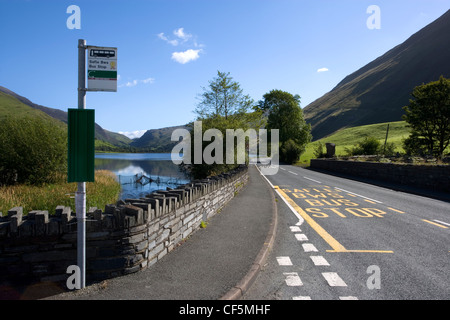 Bushaltestelle auf der B4405 neben dem Tal-y-Llyn See in Snowdonia-Nationalpark. Stockfoto