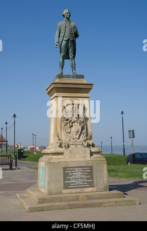 Statue von Captain James Cook mit Blick auf Hafen von Whitby. Vier Schiffe alle Captain Cook - Endeavour, Auflösung, Abenteuer und Di Stockfoto