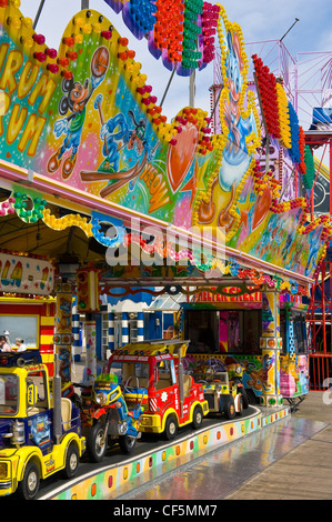 Bunte Kinder Messegelände auf Blackpool Pier fahren. Stockfoto