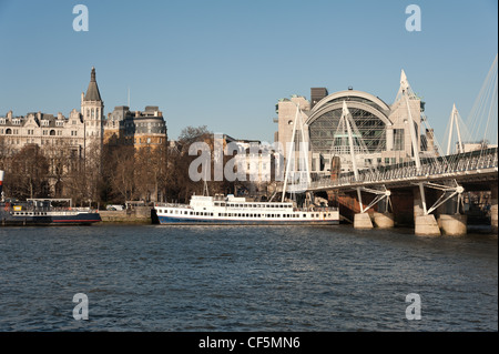 RS Hispaniola Schiff vor Anker neben Bahnhof Charing Cross, Embankment gegensätzlichen mit Thames und Hungerford Bridge Stockfoto