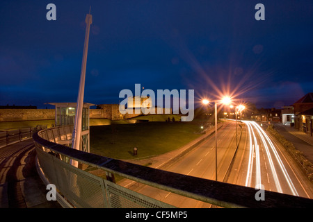 Ein Blick in Richtung Carlisle Castle in der Nacht. Carlisle Castle ist eine tolle mittelalterliche Festung, die über der Stadt Carlisle gesehen hat Stockfoto