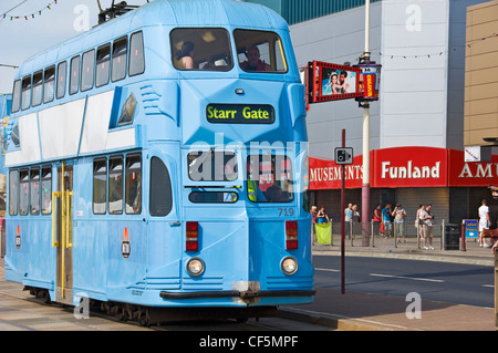 Eine elektrische Straßenbahn, die Reisen der goldenen Meile in Blackpool. Stockfoto