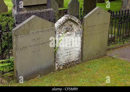 Das Grab von William und Mary Wordsworth neben Dora und Edward Quillinan in St. Oswalds Kirchhof. Stockfoto