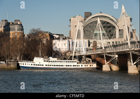 RS Hispaniola Schiff vor Anker neben Bahnhof Charing Cross, Embankment gegensätzlichen mit Thames und Hungerford Bridge Stockfoto