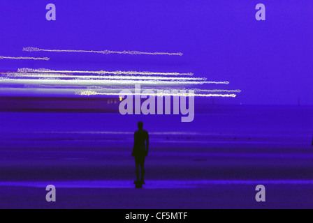 Gormleys ist ein weiterer Ort Installation. Dies ist eine massive Installation auf Crosby Strand, der besteht aus 100 gusseiserne figu Stockfoto