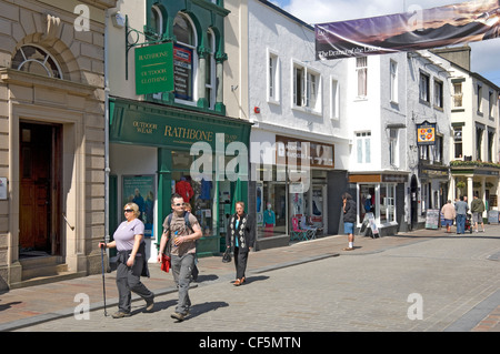 Wanderer und Shopper im Marktplatz, Keswick. Stockfoto