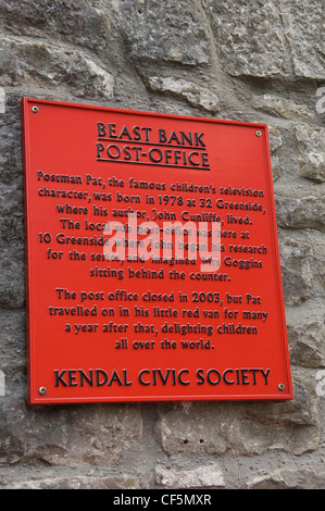 Eine Gedenktafel außerhalb der alten Tier Bank Post in Kendal, wo John Cunliffe, Autor von Postman Pat seine Forschungen für begann, die Stockfoto