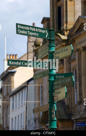 Ein Tourist Informationszeichen außerhalb Kendal Town Hall. Stockfoto