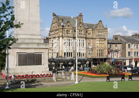 Harrogate Kriegerdenkmal und Bettys Teestuben auf Aussicht auf Platz. Stockfoto