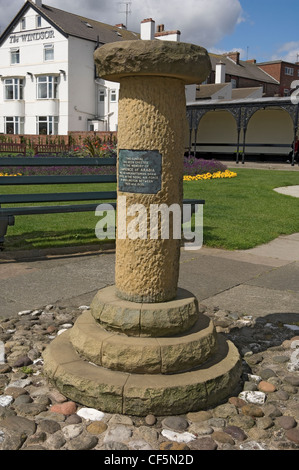 Sonnenuhr in den South Cliff Gärten in Bridlington, die Erinnerung an T E Shaw, besser bekannt als Lawrence von Arabien, die in B gedient Stockfoto