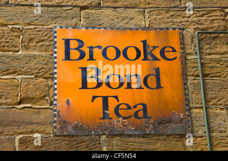 Alte Emaille Brooke Bond Tee Zeichen an der Wand in Robin Hoods Bay. Stockfoto