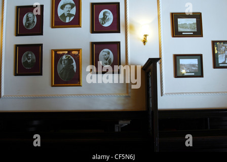 Fotografien der berühmten Iren im Bewley es Pub in Dublin. Stockfoto