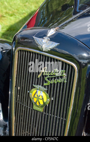 Die vorderen Kühlergrill von einem schwarzen Austin Seven Oldtimer sportliche ein AA-Abzeichen. Stockfoto