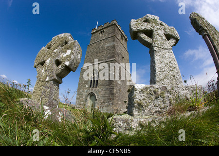 Die alte Kirche von Saint Materiana und Friedhof Grabsteine in Tintagel, Cornwall Stockfoto