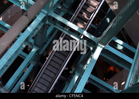 Blick über eine Rolltreppe im Guinness Storehouse in Dublin. Stockfoto