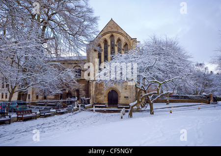 York Minster Bibliothek (1230), die größte Kathedrale in England, betrachtet aus dem tief verschneiten Gelände des Deans Park. Stockfoto