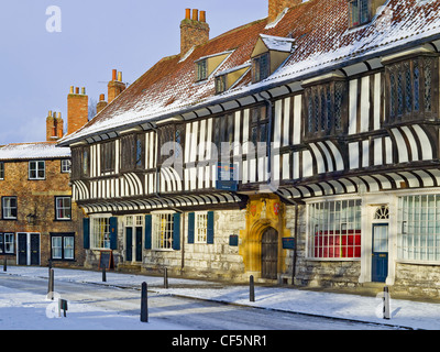 Schnee bedeckt die Bürgersteige und die Straße von St Williams College in der Nähe von York Minster. St. William College wurde 1461 als gegründet. Stockfoto