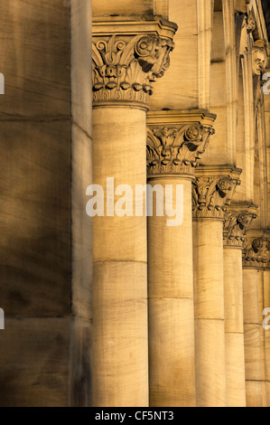 Reich verzierte steinerne Säulen außen York Kunstgalerie in Messeplatz. Stockfoto