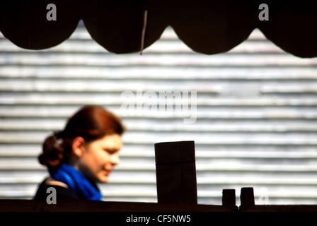 Shopper am Markt der Moore Street in Dublin. Stockfoto