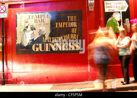 Trinker in der Nacht in der belebten Gegend der Temple Bar von Dublin. Stockfoto