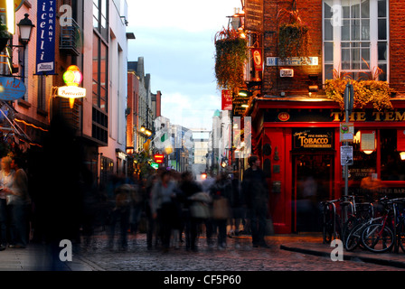 Trinker in der Nacht in der belebten Gegend der Temple Bar von Dublin. Stockfoto