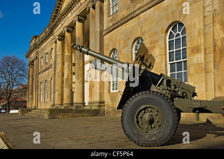 Feldgeschütz außerhalb York Castle Museum, einem Großbritanniens führenden Museen des täglichen Lebens. Stockfoto