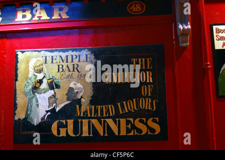 Ein Guinness-Schild an einem Pub in Temple Bar Wand Gegenden von Dublin. Stockfoto