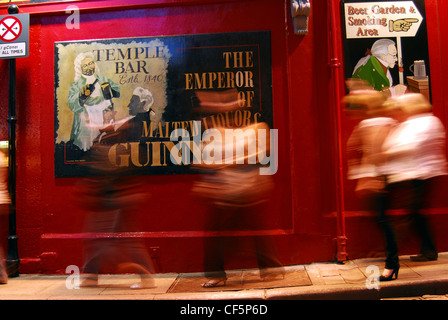 Trinker in der Nacht in der belebten Gegend der Temple Bar von Dublin. Stockfoto