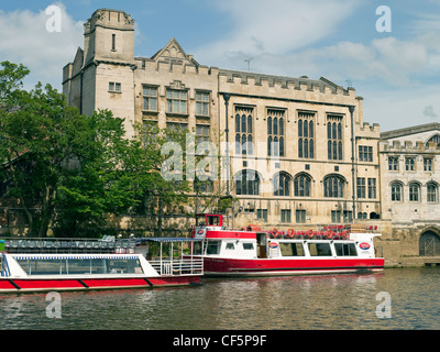 Sportboote vor Anker am Fluss Ouse neben der Guildhall. Stockfoto