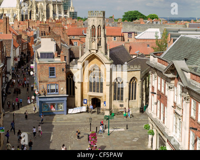 Blick hinunter ins St Helen's Square und Stonegate in Richtung York Minster. Stockfoto