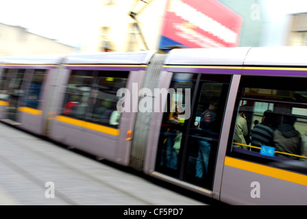 Ein Blick auf eine Straßenbahn LUAS in Bewegung im Zentrum von Dublin. Stockfoto