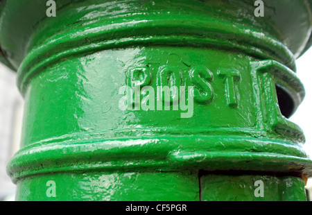 Nahaufnahme von einem grünen Briefkasten in Cork. Stockfoto