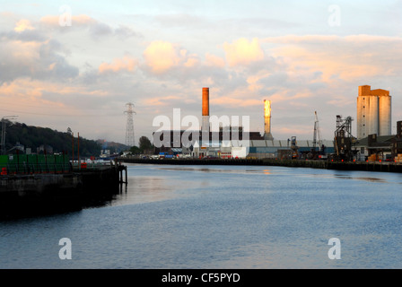 Blick entlang des Flusses Lee zu den Docks in Cork. Stockfoto