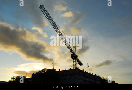 Morgenlicht hinter eine Silhouette eines Krans in Cork. Stockfoto